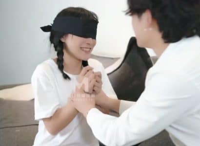 em-vo-choi-tro-bit-mat-doan-vat-voi-anh-re-va-cai-ket